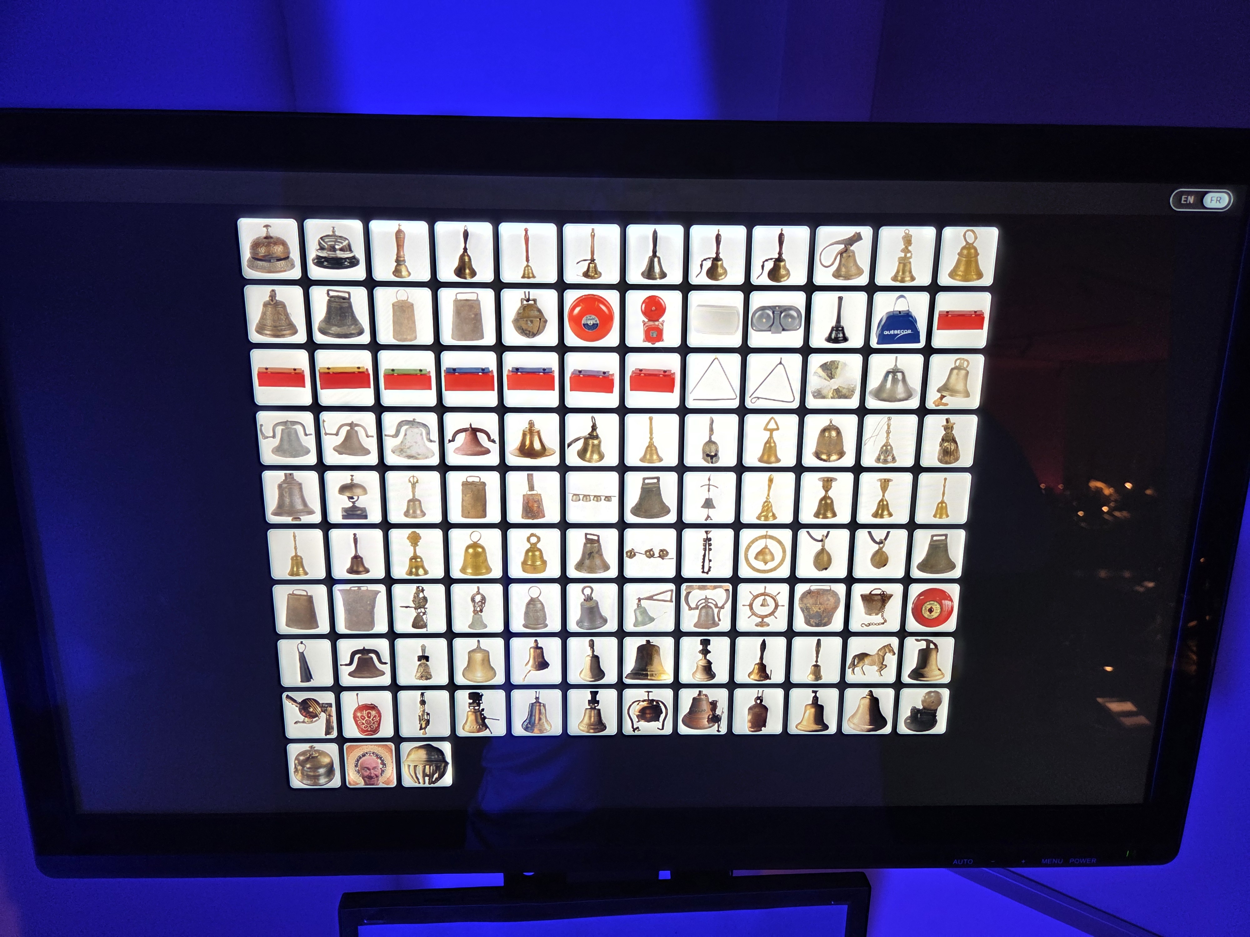 The bilingual touchscreen catalogue