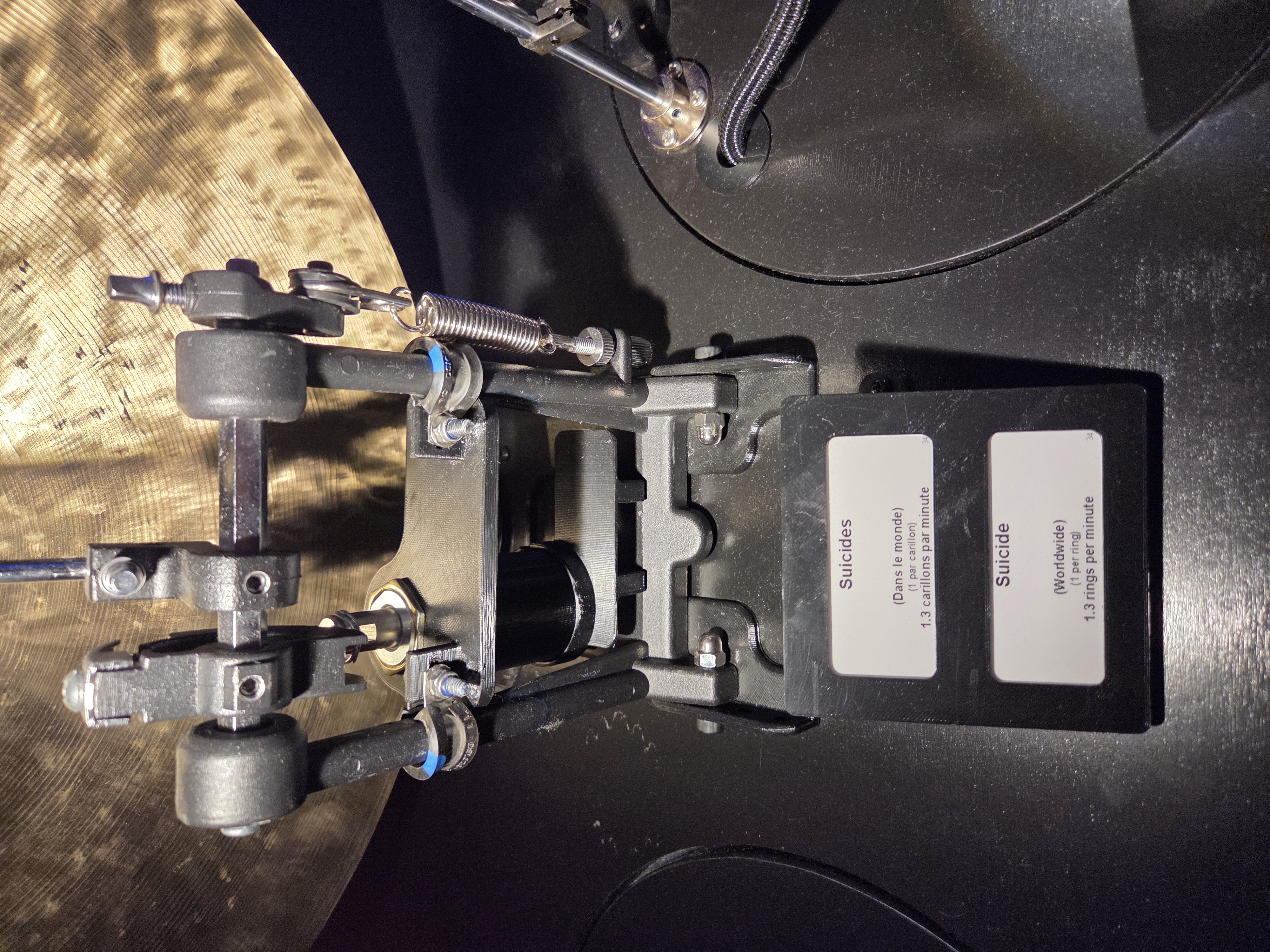 The drum-pedal mechanism on the suicides bell